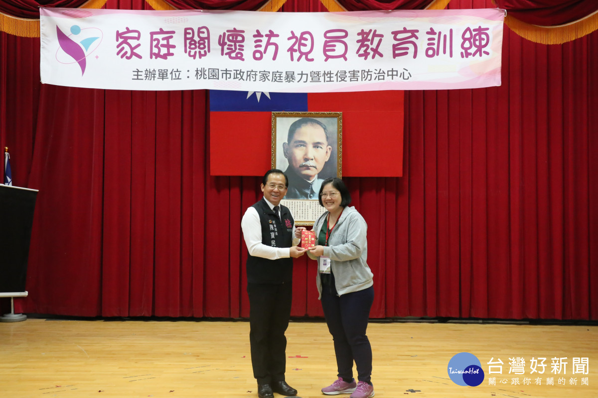 社會局陳寶民局長頒發特殊獎項予提供多元創新服務的兒少家關員。