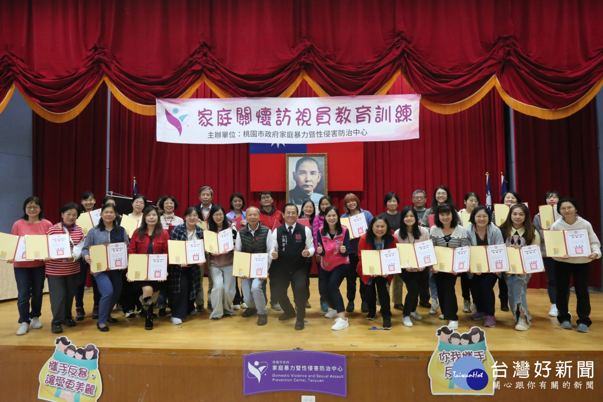 社會局陳寶民局長頒發感謝狀肯定兒少家關員。