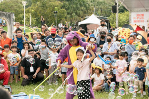 ▲「香蕉派對」週末登場，哈瑪星鐵道園區上演多組親子節目帶動現場氣氛。