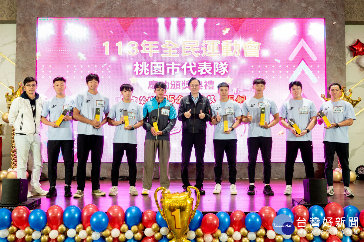 男子組龍舟拔河榮獲金牌。