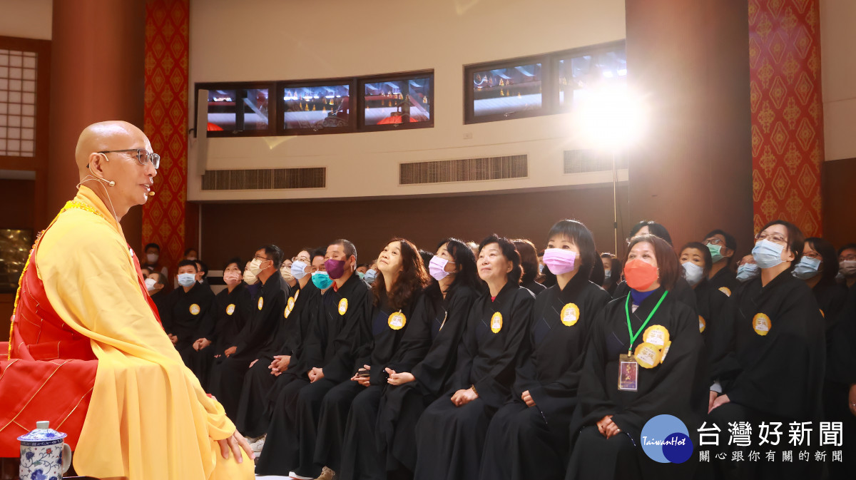 「華嚴經柱裝臟大典」法儀圓滿後，靈鷲山大康法師開示。（圖由靈鷲山佛教教團提供）