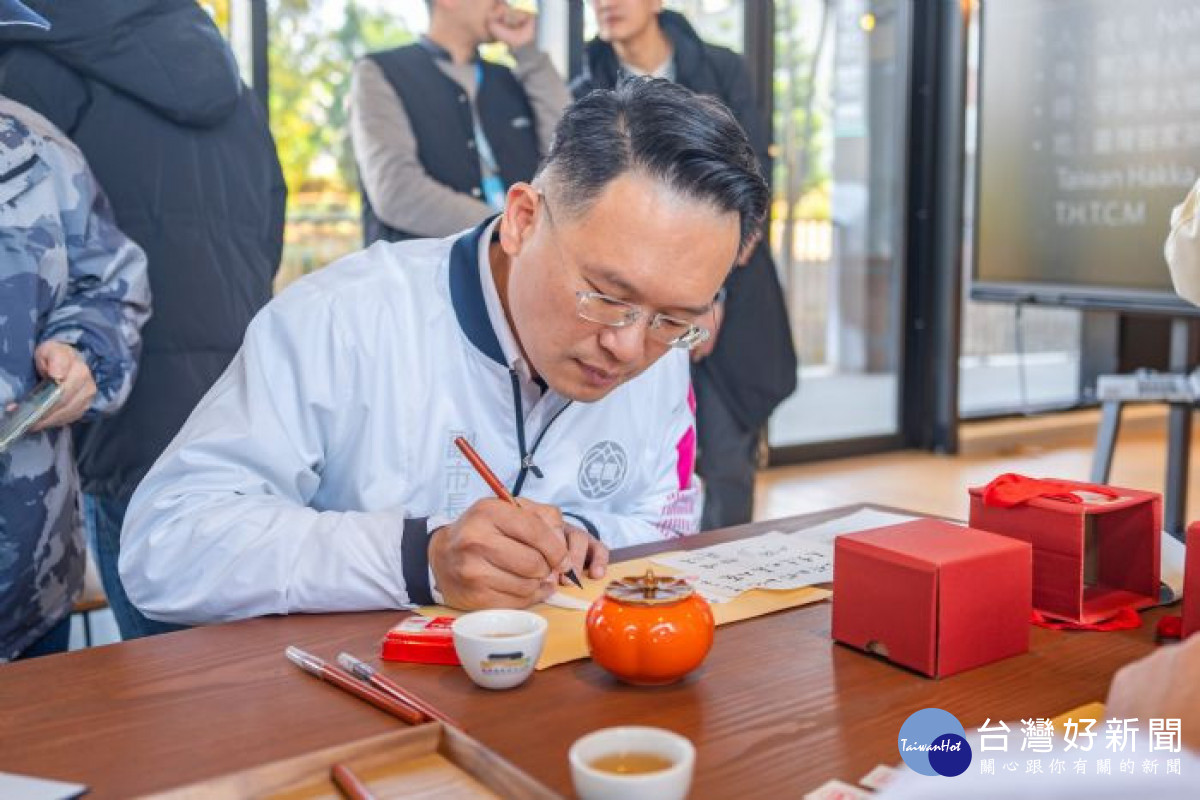 蘇副市長寫下「好山好水好文化、美景美地美人茶」落款，將這份美好珍藏下來。
