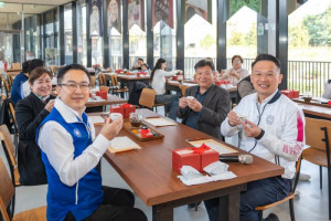 蘇副市長和貴賓們一同品嘗桃園好茶。