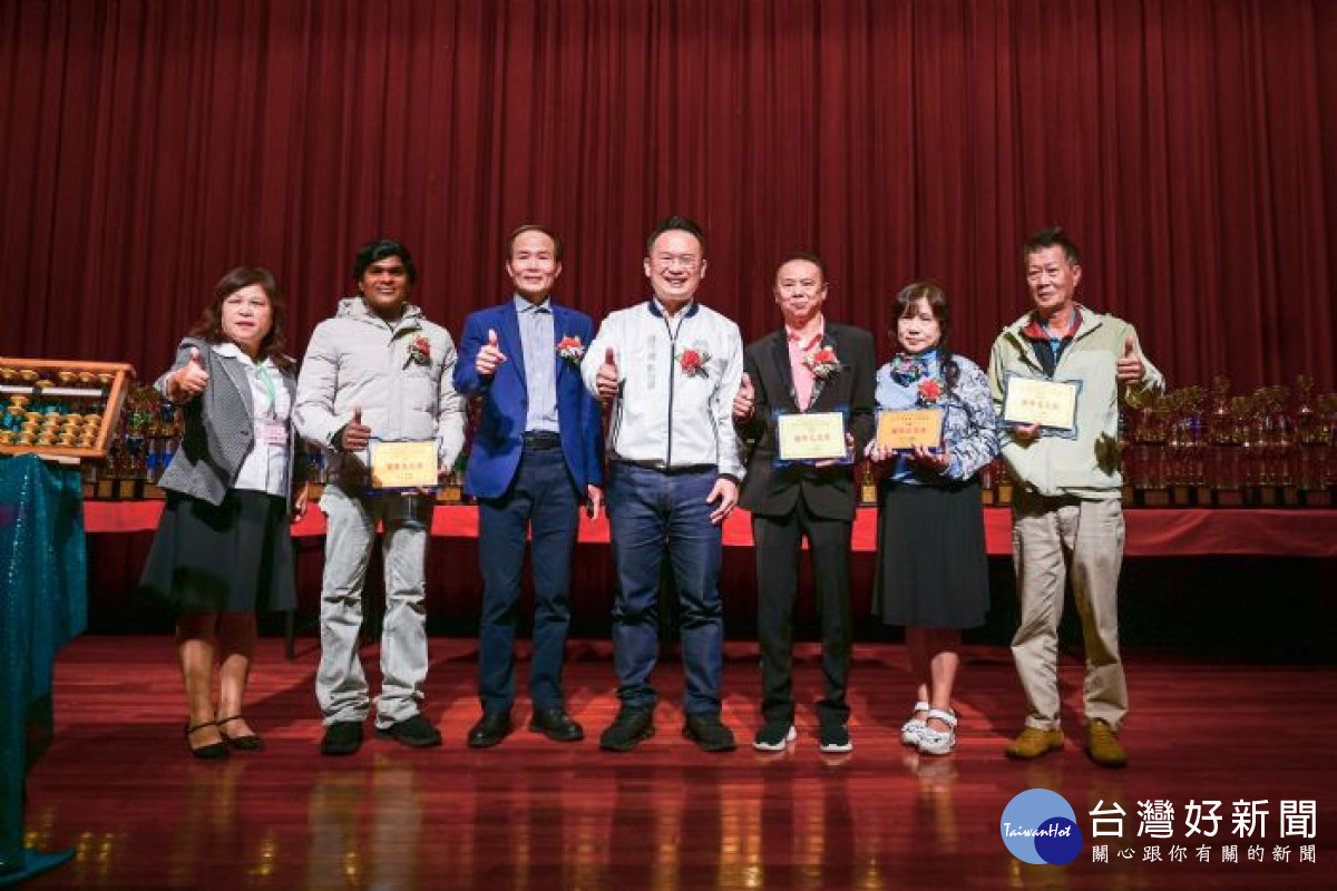 蘇副市長頒授國際交流獎紀念牌予來自美國、泰國、印度及馬來西亞的外國團隊。