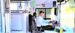 台中客運駕駛陳俊誠對經過的站點周遭風景、美食如數家珍，幽默介紹趣味性十足。