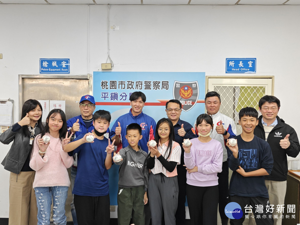平鎮警分局為遏止詐騙犯罪，邀請世界棒球12強賽金牌國手林立擔任宣導大使。
