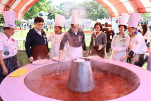 ▲陳其邁妝扮成總鋪師模樣，體驗料理大鍋番茄料理路竹番茄雞肉螺旋麵。
