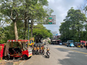 業者佔用道路停放自行車。