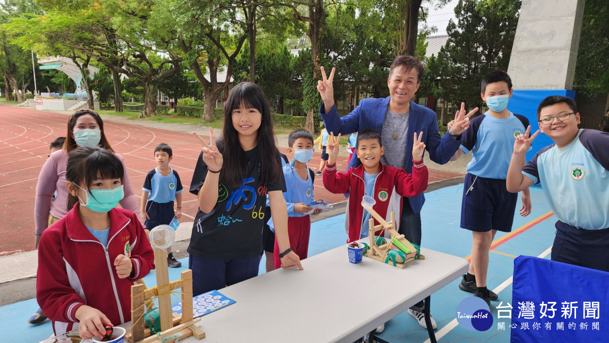 翁子國小六年級學生規劃能源園遊會，設計各式能源關卡與教具。