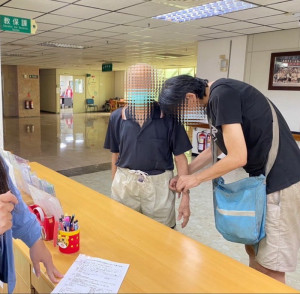 ▲高市府提供符合資格的長輩免費申請安心手鍊，讓熱心人士可及時通知家屬，減少家屬的擔憂。