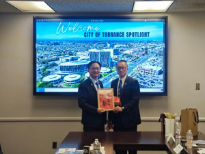 林世賢市長與托倫斯市市長陳光豪(George Chen)於托倫斯市政廳合影。圖／彰化市公所提供