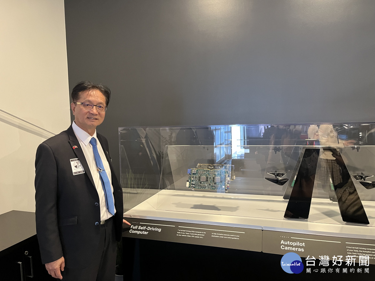 林世賢市長參觀特斯拉汽車零件(全自動輔助駕駛電腦、Autopilot 自動輔助駕駛。圖／彰化市公所提供