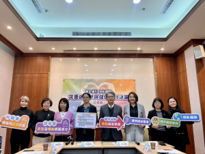 大合照由左至右-台灣年輕病友協會潘怡伶理事長、台灣癌症基金會蔡麗娟副執行長、立法委員陳昭姿、臺灣病友聯盟吳鴻來理事長、立法委員王正旭、立法委員陳菁徽、癌症希望基金會 嚴必文副執行長、健康效果暨醫療科技教育聯盟楊雯雯秘書長。