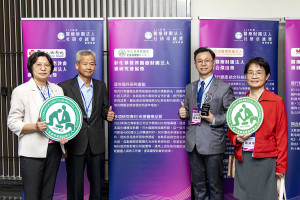 彰基劉森永醫療長（右二）)率團代表受領113年度醫療財團法人社研卓越獎【研究發展獎】。圖／彰基醫院提供