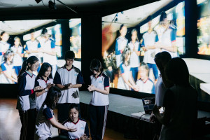 純白舍Dance Lab帶領台中大明高中美工科學生以「身體視界」為主題，一開始學生都以為是要跳舞，其實是從日常思維出發，帶入動作發展，再透過影像被記錄、被探索、被觀察。（圖/台中國家歌劇院）