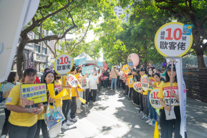 票選現場的應援加油團活力十足，展現品牌積極推廣精品咖啡的熱情。圖片提供／台中工策會