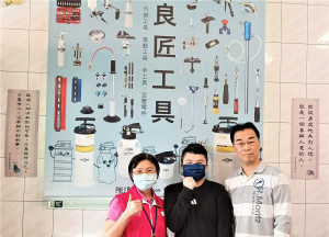 公司負責人王先生(右)以友善與包容的態度，為初入職場的小程(中)提供適應工作環境的支持，順利融入職場。