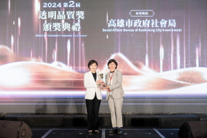 ▲高市社會局葉玉如副局長接受鄭麗文副院長頒獎。