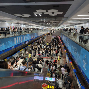 跨年晚會搭乘捷運散場之人潮量大，由於散場人潮多搭乘捷運藍線及紅線，也造成乘客等候排隊進場時間較長