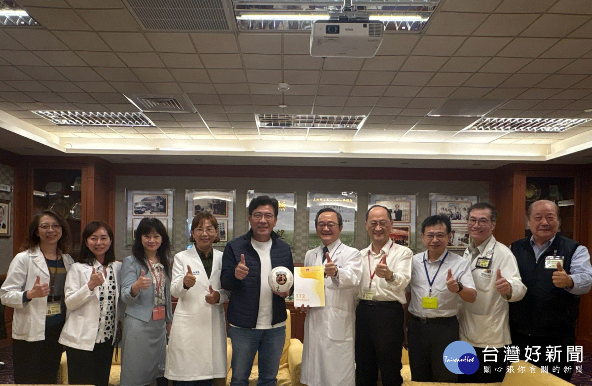鄭名芳院長(右五)率領醫院一級主管致贈感謝狀給統一棒球公司，感謝其熱心支持醫療工作，傳遞溫暖與正能量。
