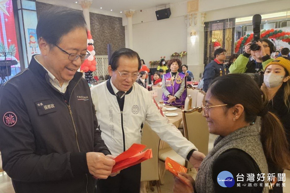 桃園市長張善政於「桃園市113年度年終關懷餐會」中致贈關懷金。<br />
