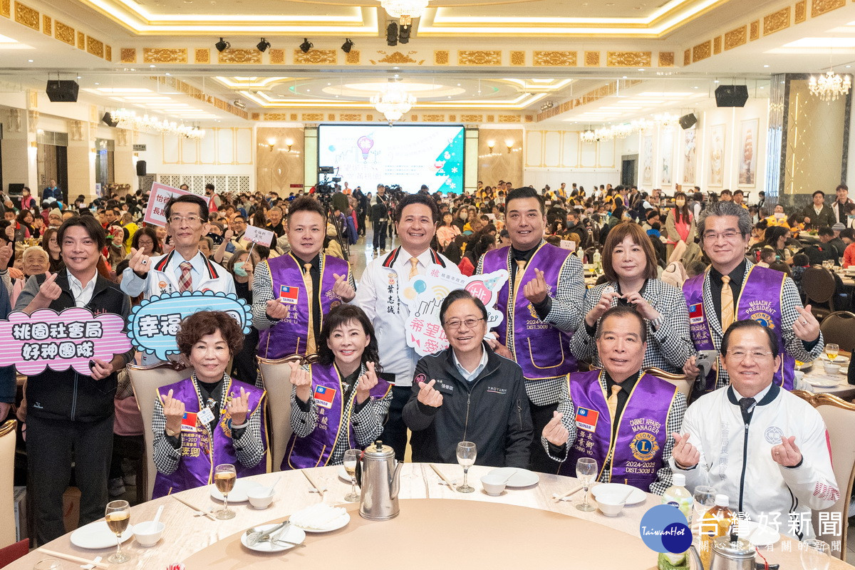 桃園市長張善政出席「桃園市113年度年終關懷餐會暨公益捐贈表揚活動」<br />
與大家合影。