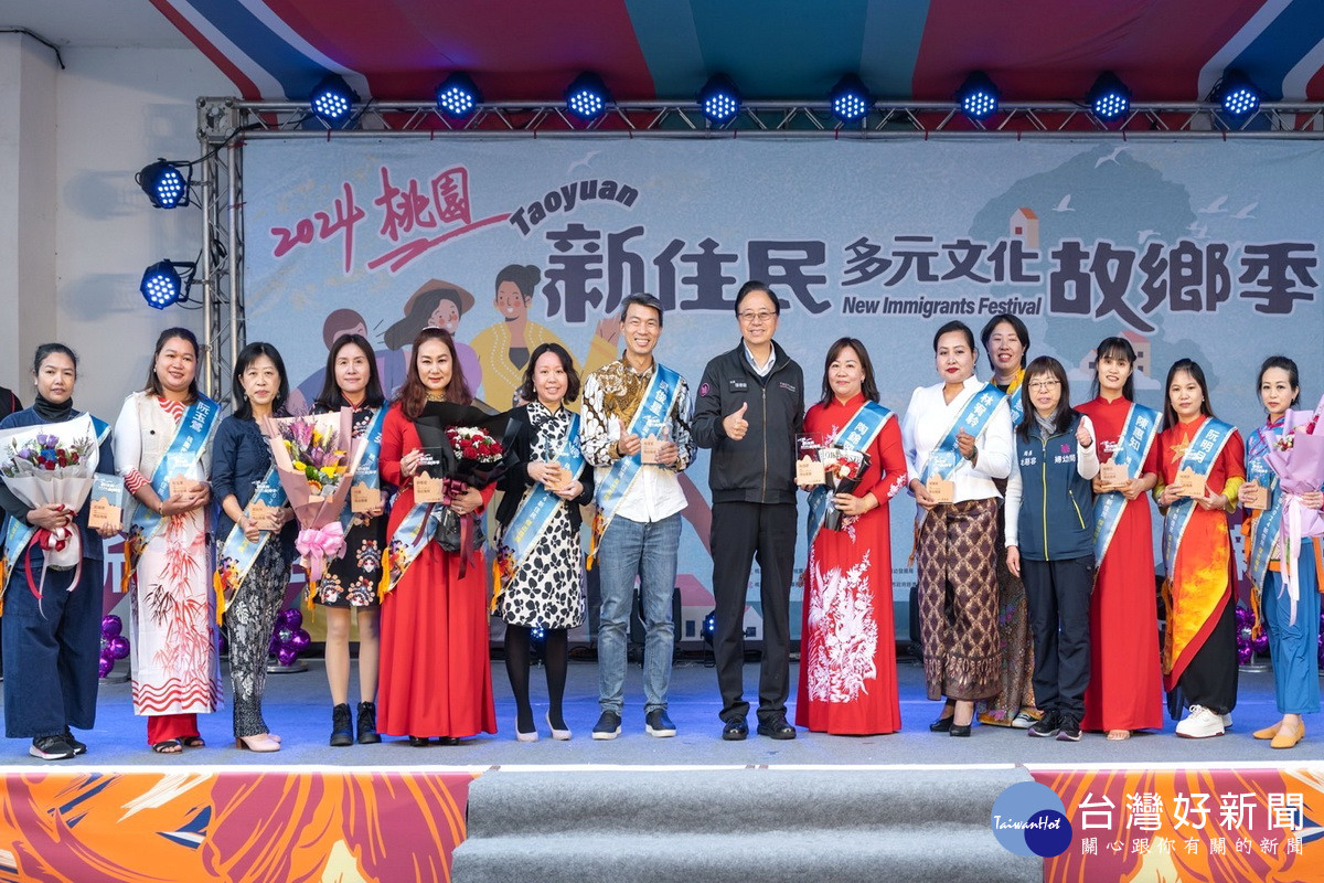 桃園市長張善政頒獎表揚新住民楷模。<br />

