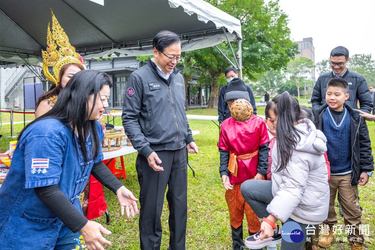 桃園市長張善政與新住民小朋友們互動。<br />
