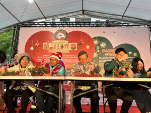 桃園市王明鉅副市長出席「聖誕紅義賣公益市集」活動。