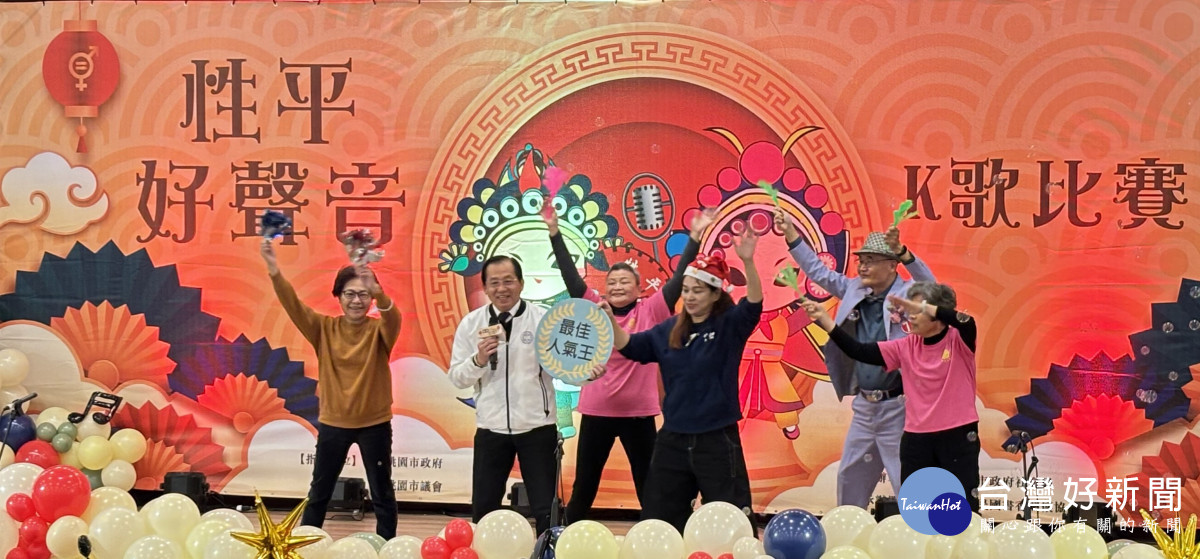 陳寶民局長與長輩共同獻唱。