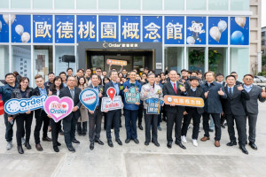 王副市長與來賓合影。