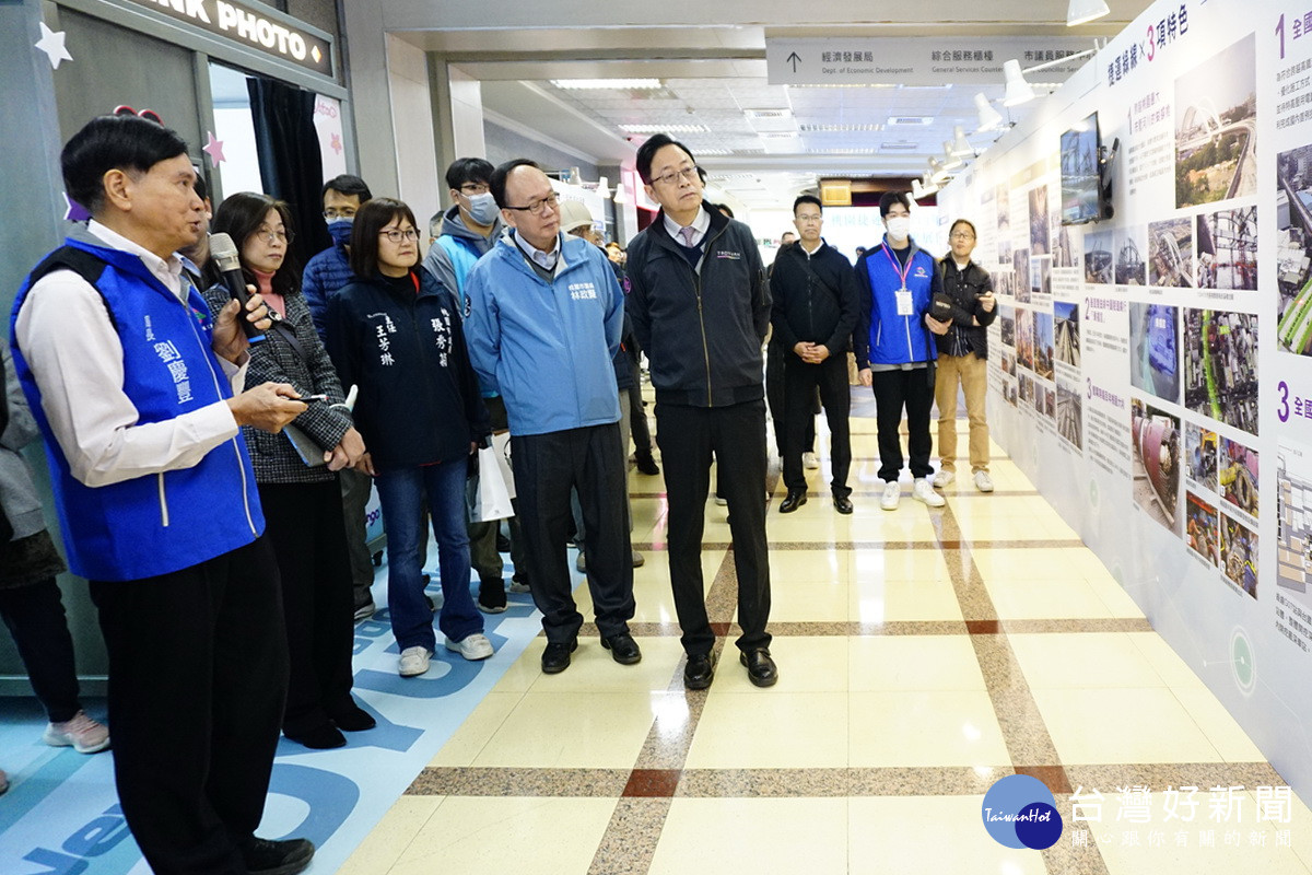 桃園市長張善政參觀「桃園捷運綠線113年成果發表會暨成果展」。<br />
