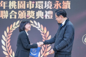 張市長與獲獎單位代表握手致意。