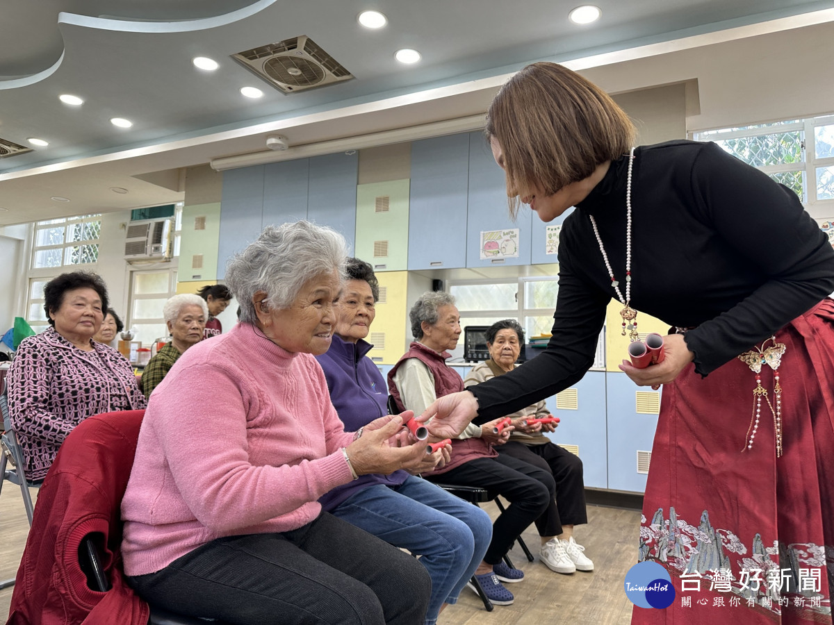 靈鷲山師姐發春聯給新北市貢寮區長者，與地方結緣。（圖由靈鷲山佛教教團提供）<br />
<br />
