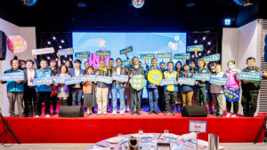 桃園市長張善政前往桃園區，出席「桃園市商圈座談會」與嘉賓大合照。