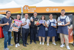 桃竹苗分署辦理市集推廣微型創業鳳凰店家,分署長賴家仁(左4)與「三余堂」余佩珊(右3)合影。