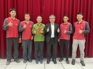 陳宏益局長頒贈環保英雄特殊重大拾金不昧及為民服務特殊事蹟表揚