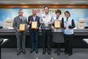張市長頒發「2025台灣燈會在桃園」贊助感謝狀。