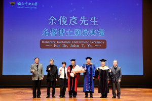 中鼎集團總裁余俊彥先生獲頒中央大學名譽博士，照片左起：中技社潘文炎董事長、前副總統蕭萬長先生、余夫人、余俊彥先生、中央大學周景揚校長、蕭述三院長和李建中教授。