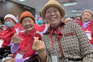 興安社區發展協會總幹事何敏蓉（右）說，92歲蔡阿嬤（左）7年來帶頭參與更起了極佳示範作用。（弘光科大提供）