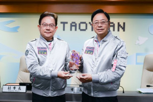 地政局呈獻榮獲內政部地政業務督導考核及第41屆全國地政盃績優獎座。
