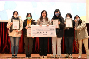 桃市青年局侯佳齡局長頒發獎狀、獎金及獎品予獲獎學員。
