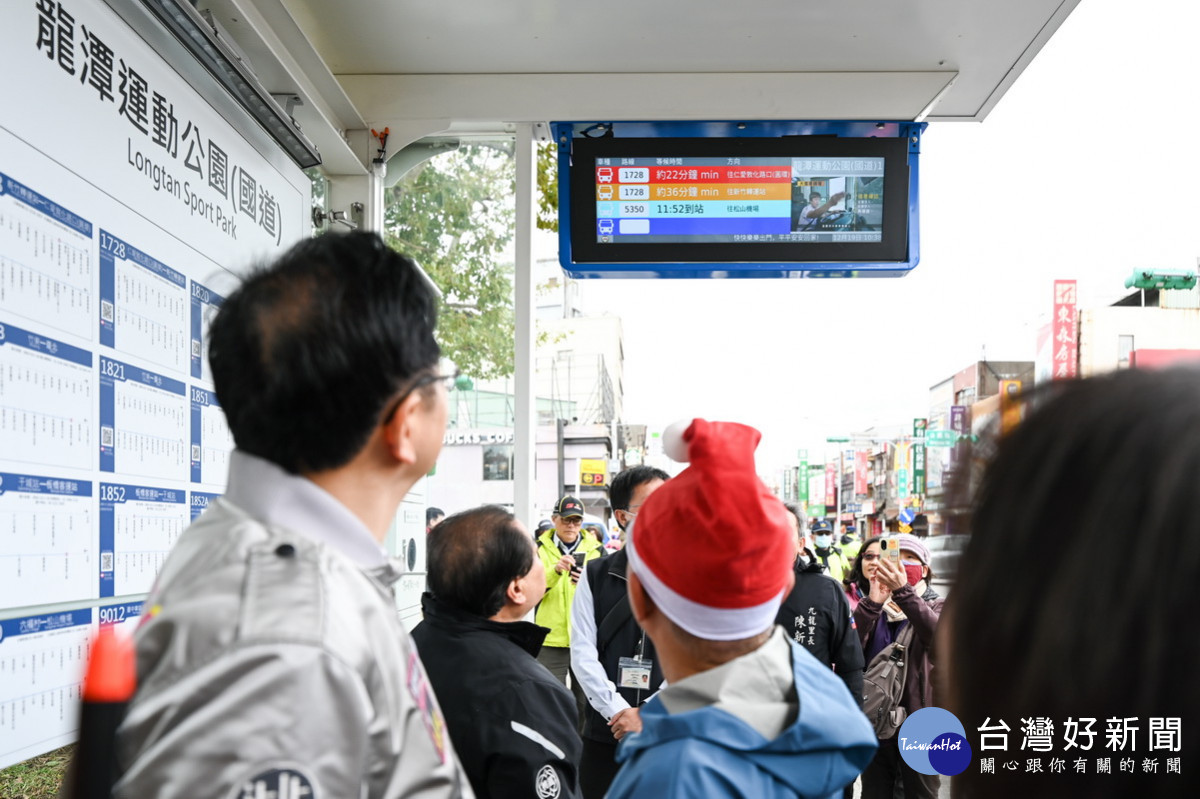桃園市長張善政視察龍潭運動公園站長廊式候車亭使用情形。<br />
