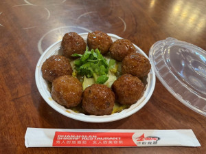 ▲全海岸活蝦餐廳一向以新鮮活蝦與海鮮食材出名，今年針對年節特別推出多款豐富的年菜，融合了經典的傳統風味和現代創意。