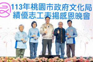 張市長和獲獎志工們合影。