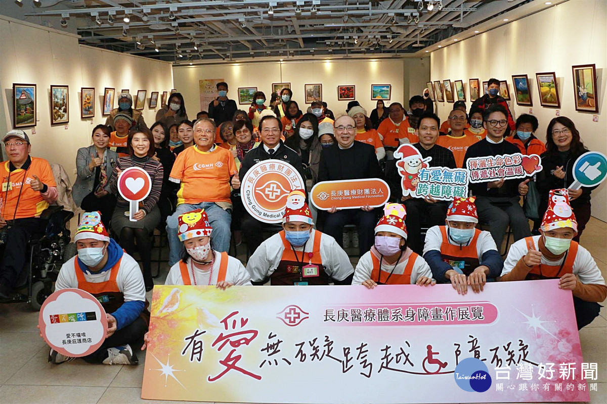 身障畫家與參與貴賓合影