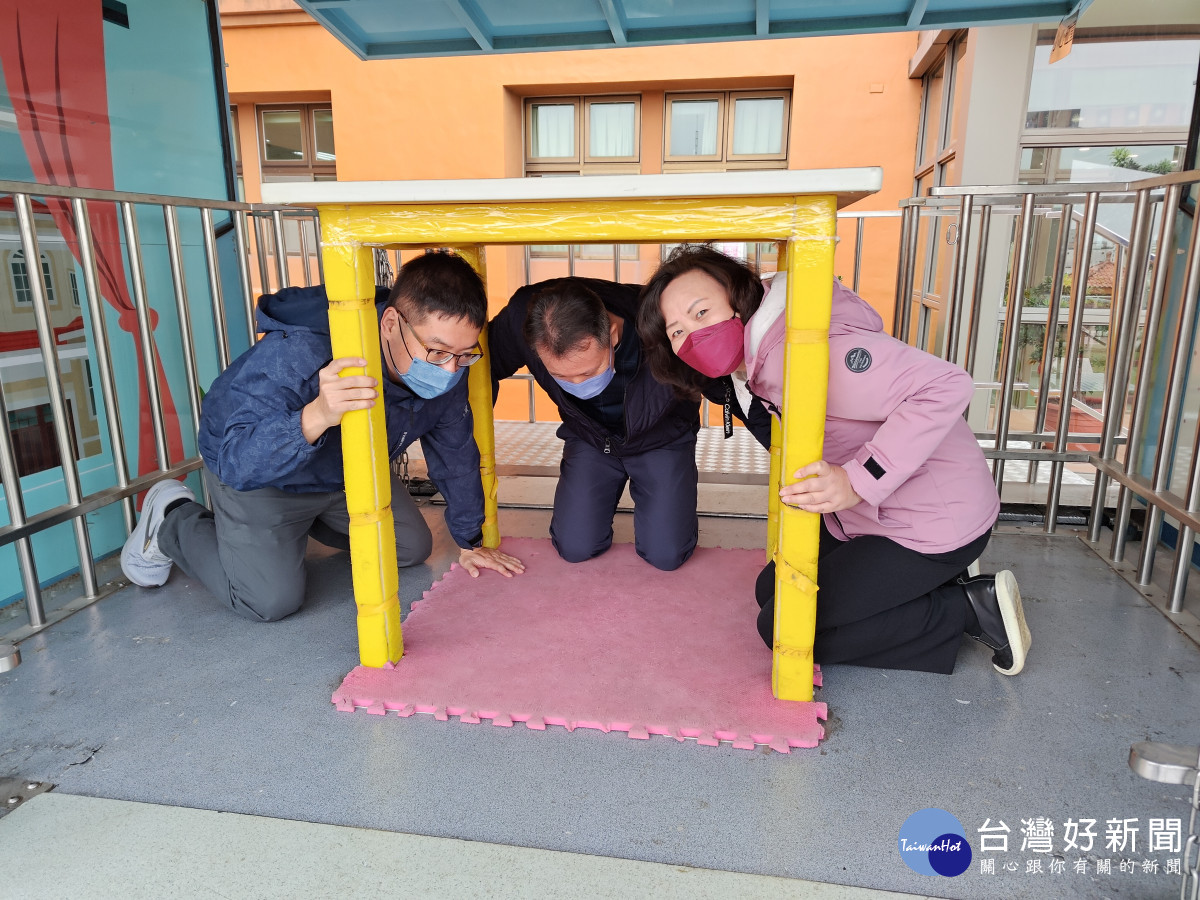 新竹市消防局安排地震體驗車，讓榮家住民及同仁感受6級強震帶來的危害，提升防災意識。<br />
<br />
