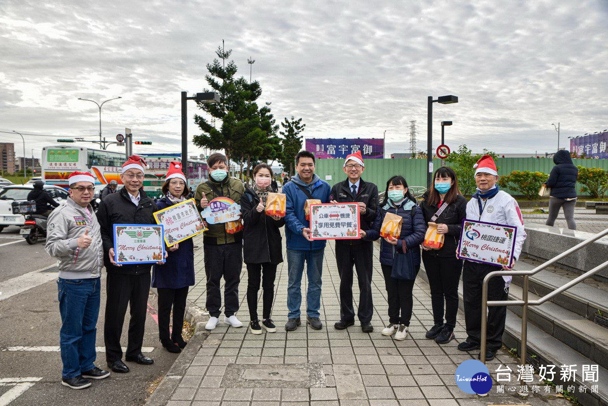 桃園市副市長王明鉅於機捷A7站發送早餐，宣導轉乘接駁公車減碳一起來。<br />
