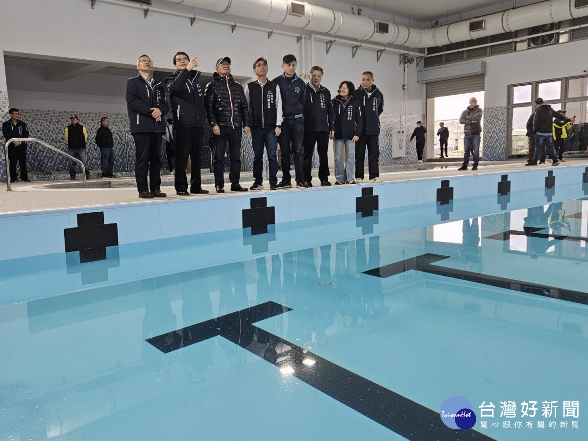 台中市議長張清照開箱清水國民暨兒童運動中心游泳池。