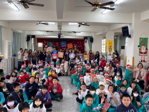 張錦昆議員特別到場嘉勉學校用心辦學，為學生打造多元智慧實踐的舞台。圖／福德國小提供